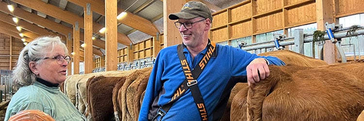 Växas husdjurstekniker Kerstin Nyström med lantbrukare Patrik Andersson, Solvik, Östergötland Husdjurstekniker och lantbrukare i kostall.
