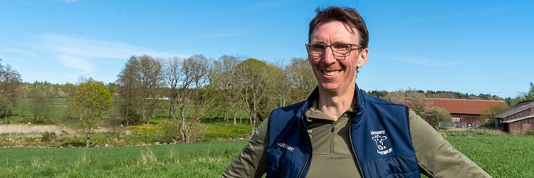 Kårtorp Lantbruk med Per Larsson är Årets Vallmästare® 2025. Foto: Camilla Olsson glad man på åker, årets vallmästare per larsson
