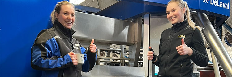 Hedvig på Åsvittinge Gård tillsammans med Växas husdjurstekniker Sanni Wester. 
