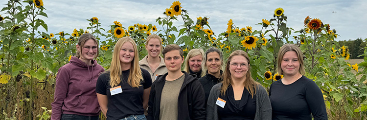 Maya Evertson, Othela Svensson, Mikaela Danielsson, Alexandra Wrigstad, Madicken Nilsson, Stina Grundström, Erika Sandström och Ella Svensson. Foto: Växa husdjurstekniker